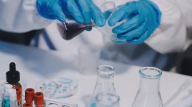 Laboratuvarda bilim adamı.