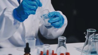 Laboratuvar araştırması, bilim adamı, doktor ya da bilim adamı laboratuvarda mikroskop ya da test tüpüyle çalışıyor..