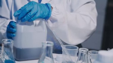 Kadın kimyager kimyasal laboratuvar araştırması yapıyor.