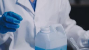 Üniformalı laboratuvar teknisyeni elinde test tüpüyle