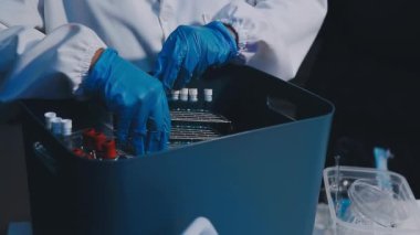 Bir kimya laboratuvarında laboratuvarda çalışan bir bilim adamı..