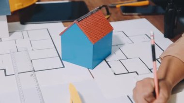 Evde çalışan adama yakın dur.