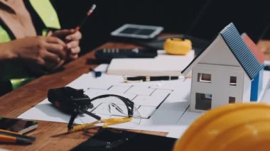 İnşaat alanında çalışan mühendis.