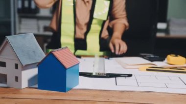 Ofiste planlar üzerinde çalışan mimar mühendisi.