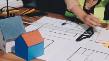 Mimar tasarımcı ofiste planla çalışıyor