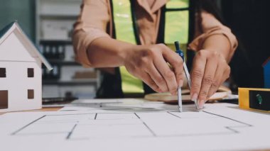 ofiste çalışan mimar