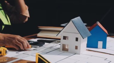 Emlakçı ya da ev modeli, ev modeli ya da ev ofisi.