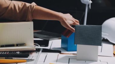Tablet ve dizüstü bilgisayar kullanan tasarımcı