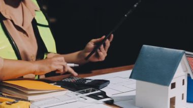 Mühendis ev planı ve planı üzerinde çalışıyor.