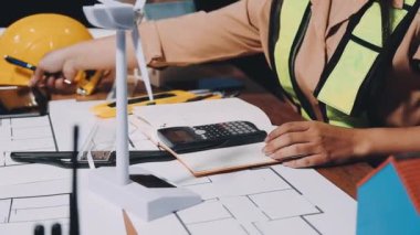 İş yerindeki planlar ve planlar üzerinde çalışan mühendis veya mühendis