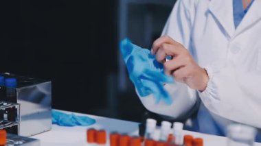 laboratuarda çalışan bilim adamı