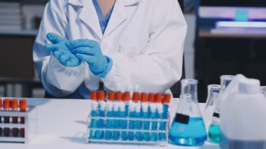 Laboratuvarda çalışan bilim adamı.