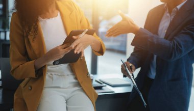 Girişimci Asyalı işadamı ve işkadını modern ofiste yeni iş projesini tartışıyor Modern Ofiste, Asyalı iş gelişigüzel konsept.