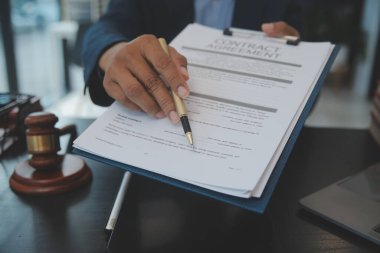 Hukuk teması, hakimin tokmağı, avukat infaz memurları, mahkemede dikkate alınan kanıtlara dayalı davalar, yasalar.