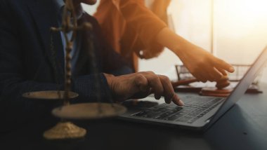 Hukuk teması, hakimin tokmağı, avukat infaz memurları, mahkemede dikkate alınan kanıtlara dayalı davalar, yasalar.