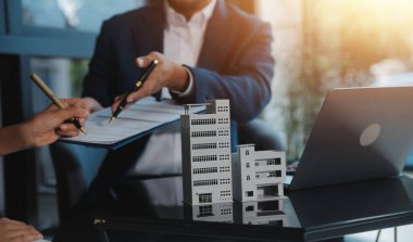 Emlakçı ve müşteri ev, sigorta ya da emlak satın almak için sözleşme imzalarlar. Ev kiralarlar, sigorta yaptırırlar, emlak veya emlak kredisi alırlar..