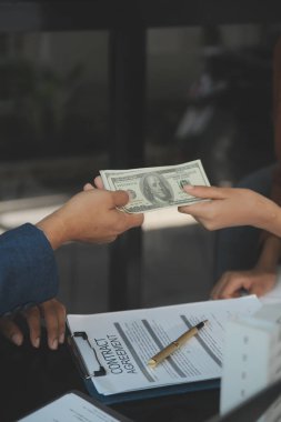 Emlakçı ve müşteri ev, sigorta ya da emlak satın almak için sözleşme imzalarlar. Ev kiralarlar, sigorta yaptırırlar, emlak veya emlak kredisi alırlar..
