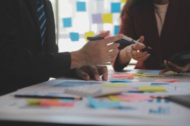 İş ortaklarıyla iş raporlarındaki pazar büyüme grafiklerini analiz etmek ve yatırım stratejileri planlamak için mali danışmanlar hakkında görüşmek.