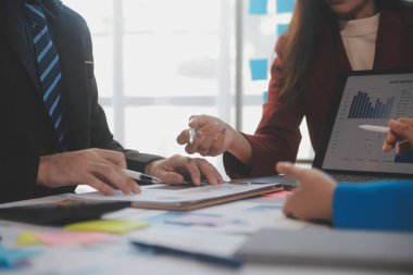 Şirketin mali durumunun analizi ve iş planlamasını ortaklık işbirliği ve strateji danışmanlığıyla tartışan işletme yöneticileri toplantısı.