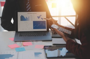 Şirketin mali durumunun analizi ve iş planlamasını ortaklık işbirliği ve strateji danışmanlığıyla tartışan işletme yöneticileri toplantısı.