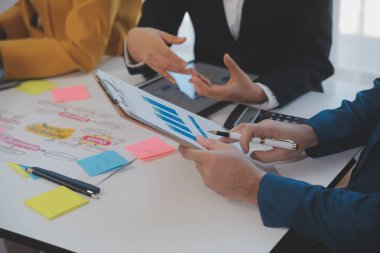 Şirketin mali durumunun analizi ve iş planlamasını ortaklık işbirliği ve strateji danışmanlığıyla tartışan işletme yöneticileri toplantısı.