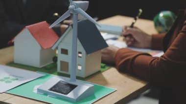 Ev modeli ile iş adamı