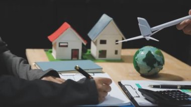 Model ev modeli ve anahtarı olan bir emlakçı. Emlak kavramı