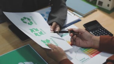 Hesap makinesiyle kalem tutan bir iş adamı.