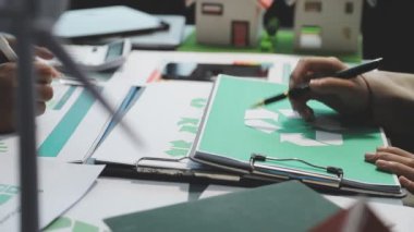 Bilgisayarı ve tableti olan bir iş adamını kapatın.