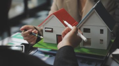 Emlakçı ev aldıktan sonra müşteriye ev veriyor.