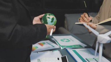 İş adamı ve iş kadını ellerinde bir kalem ve bir belge tutuyorlar. iş toplantısı