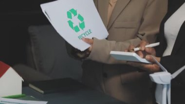 Elinde kağıt belgeler tutan işadamları