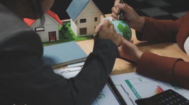 Emlakçı ev modelini gösteriyor.