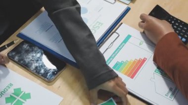 Belgelerle çalışan adam