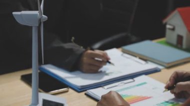 Kapat. Elinde kalem tutan bir işadamı..