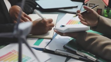 Bilgisayarla çalışan iş adamları, yeni bir iş planı. Takım çalışması, iş ve teknoloji kavramı