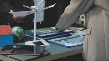 İşadamı yeşil eko enerjiye geçmek için tablet kullanıyor