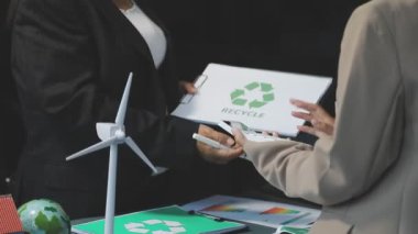 İş kadını elinde yeşil eko işareti tutuyor