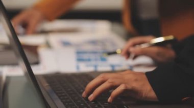 Kapalı - ofiste çalışan bir adam.