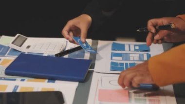 İş adamı hesap makinesi kullanıyor ve hesaplama vergisi ve hesaplama, iş ve muhasebe kavramını kullanıyor. muhasebe işi finansal konsepti