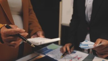 yakın plan - ofiste belgelerle çalışan iş adamlarının sayısı