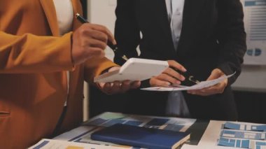 Ofisteki iş adamları.