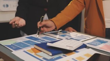 Genç iş adamları iş yerinde beyin fırtınası yapıyor ve yeni planlar tartışıyorlar. toplantı ve planlama konsepti