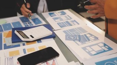 Ofiste çalışan iş adamları