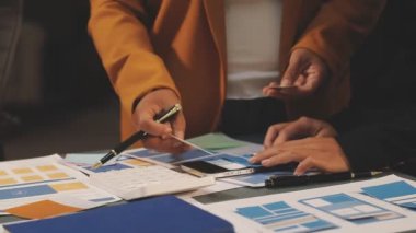 İş dünyası ekibi iş konusunda beyin fırtınası yapıyor. Rapordaki verileri topluyorlar. işyeri takım çalışması kavramı.