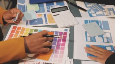 Genç Asyalı adam evdeki yeni proje için renk seçimi yapıyor..