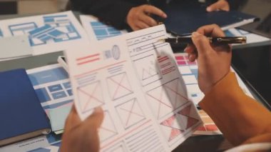 yakın plan - projede çalışırken kalem tutan ve kağıda yazan bir erkeğin resmi