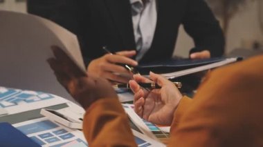 Office proje üzerinde genç iş adamları