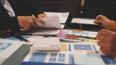 İş ekibi Office belgeleri ile çalışıyor