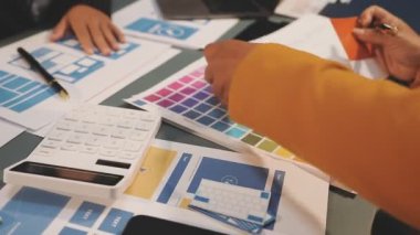 Ofiste çalışan bir iş adamı..